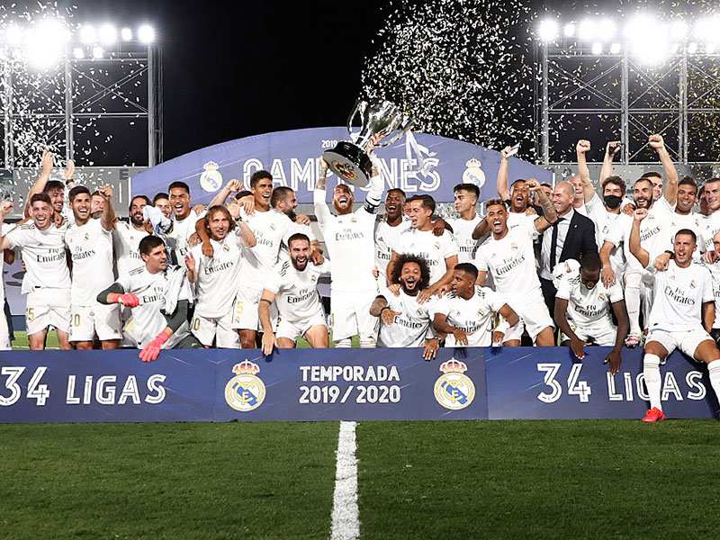 ريال مدريد يتوج بلقب الدوري الإسباني وتعليق خاص من زيدان